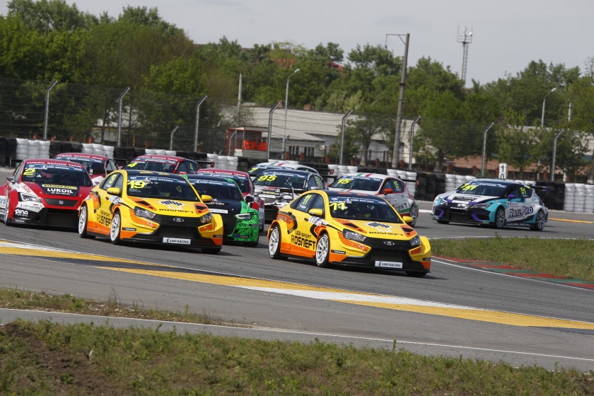 Успешный дебют Спортивной LADA Vesta в Российской серии кольцевых гонок